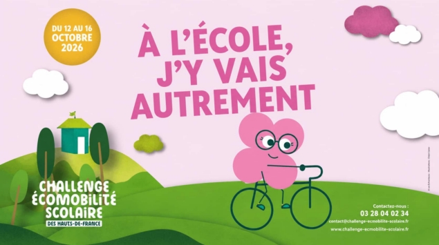 Affiche du Challenge Écomobilité Scolaire des Hauts-de-France, du 12 au 16 octobre 2026, avec une illustration d’un personnage rose à vélo dans un paysage verdoyant.