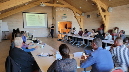 Présentation lors du deuxième Comité de pilotage du projet Caroligne, devant les partenaires réunis autour d'une grande table en U