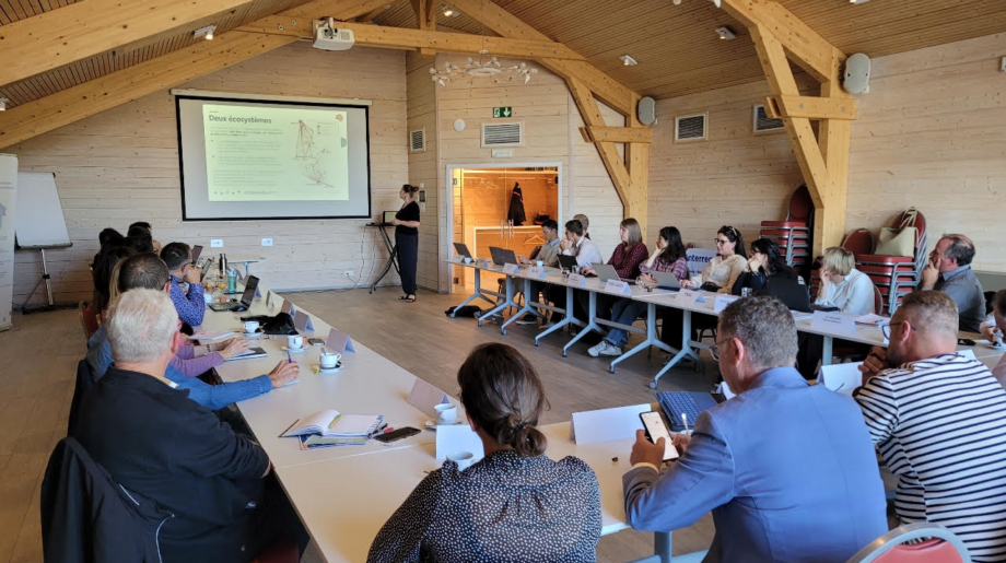 Présentation lors du deuxième Comité de pilotage du projet Caroligne, devant les partenaires réunis autour d'une grande table en U