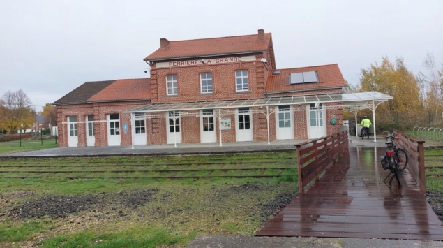 Ancienne gare de Ferrière-la-Grande, Relais Éco-Vélo, avec passerelle en bois et vélos garés