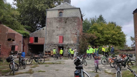 Cyclistes de l'association Pédal'Hon devant les anciens moulins de l'Hogneau lors de la journée du Patrimoine