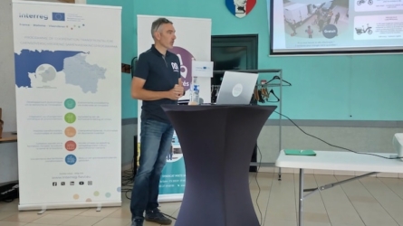 Présentation du projet Tous en Selle – Vélo&Go lors d'une réunion consacrée à la mobilité douce, avec un intervenant devant un écran de projection.