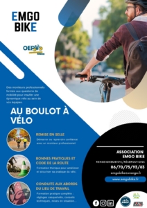 Affiche EMGO BIKE « Au boulot à vélo » montrant un homme avec un sac à dos tenant son vélo en ville.