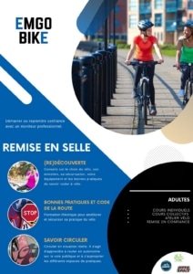 Affiche EMGO BIKE « Remise en selle » montrant deux femmes casquées roulant à vélo en ville.