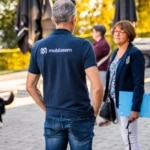 Agent Mobilesem échangeant avec une participante lors de la soirée des ambassadeurs vélo.