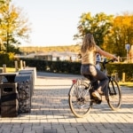 Participante à vélo au coucher du soleil, lors de la soirée des ambassadeurs vélo.
