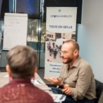 Atelier autour du vocabulaire du vélo, avec un paperboard listant guidons, sonnettes, roues libres et Ravel.