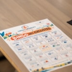 Feuille de jeu « Bingo des cyclistes » de CROSS4MOBILITY posée sur une table.