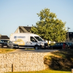 Camionnette Mobilesem, agence Mobilité de Charleroi Métropole, garée sur le site de la soirée.