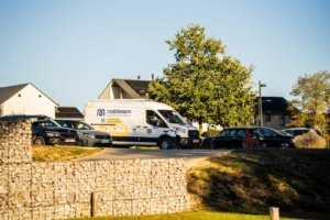 Camionnette Mobilesem, agence Mobilité de Charleroi Métropole, garée sur le site de la soirée.