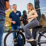 Conseiller Mobilesem donnant des explications à une participante devant un vélo électrique.