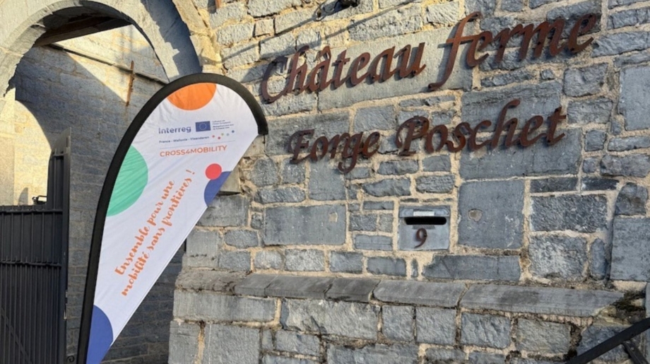 Panneau d’entrée du Château-ferme de Mâcon fixé sur un mur en pierre.