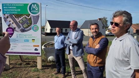 Partenaires réunis devant le panneau du futur Pôle d'Échanges Multimodal transfrontalier de Bettignies.