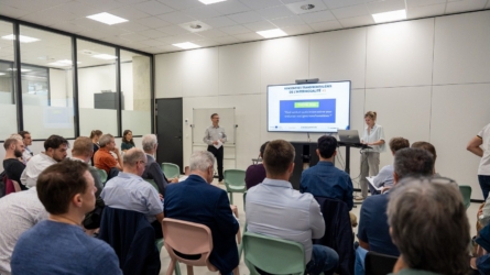 Participants réunis lors de la première édition des Rencontres transfrontalières de l'Intermodalité, devant l'écran de présentation du thème 2026.